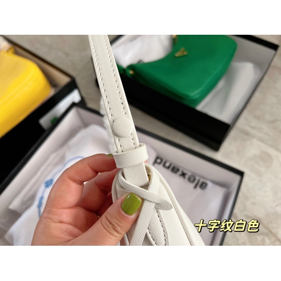 2023.11.06 200 white size: 22 * 13cm Prad hobo underarm bag with extended cross grain cowhide, seeing the actual product is truly perfect! packing ✔️ The design is super convenient and comfortable!