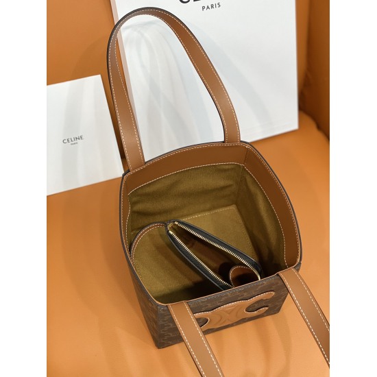 20240315 p770 [CL Home] New CuirTriomphe series handbag, continuing the Triumph logo leather patch as the iconic element, launches a new Cube bag, creating a playful and lively atmosphere! This Cube bag features a cube size of 15x15x15cm, resembling a sma