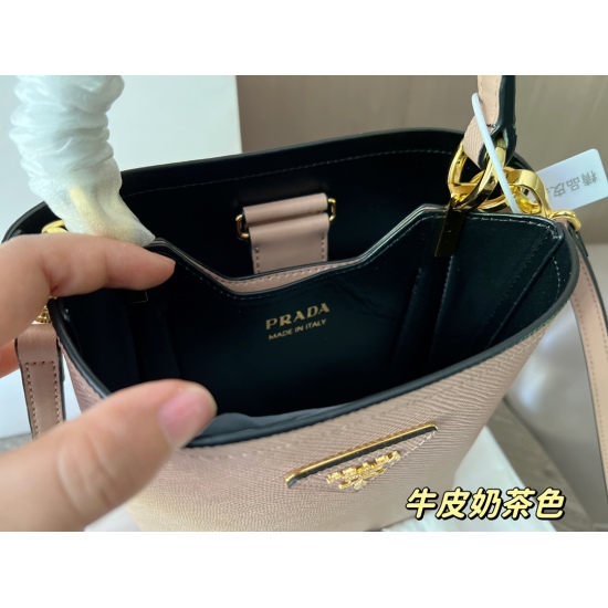 2023.11.06 270 comes with a complete set of packaging size: 18 * 18cm PRADA bucket bag. I really love bucket bags!! The highest daily utilization rate! A bag that is suitable for both leisure and work ⚠ Original cowhide! Original hardware!