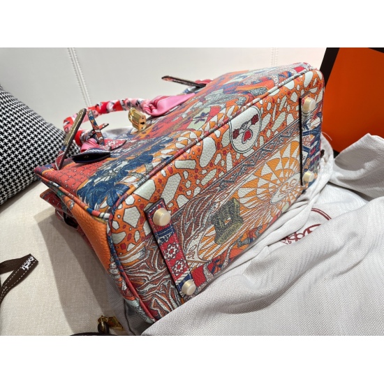 On October 29, 2023, the P500 cowhide folding box Hermes multi-element graffiti platinum bag is a super good-looking platinum bag that is a must-have for many celebrities and internet bloggers. Pink, tender, and fairy women's color will not go out of styl