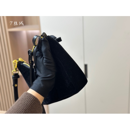 2023.11.06 180size: 22.16cm Prada hobo underarm bag, Prada's new style is very versatile, and the upper body is also very beautiful!