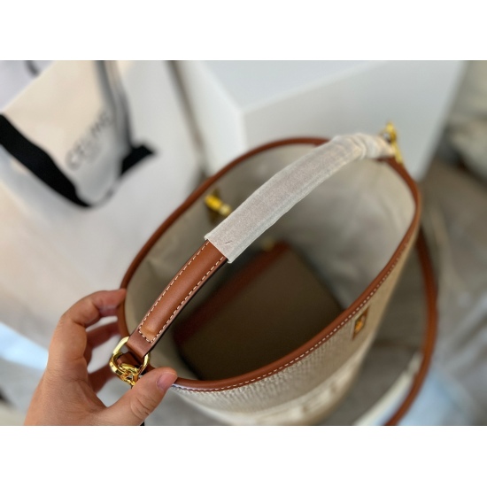 2023.10.30 230 Gift Box Size: 23 * 24cm Celine Bucket Water Bucket Bag The entire bag is simple and tidy, beautiful, lightweight, and practical ⚠️⚠️ Paired with a zero wallet