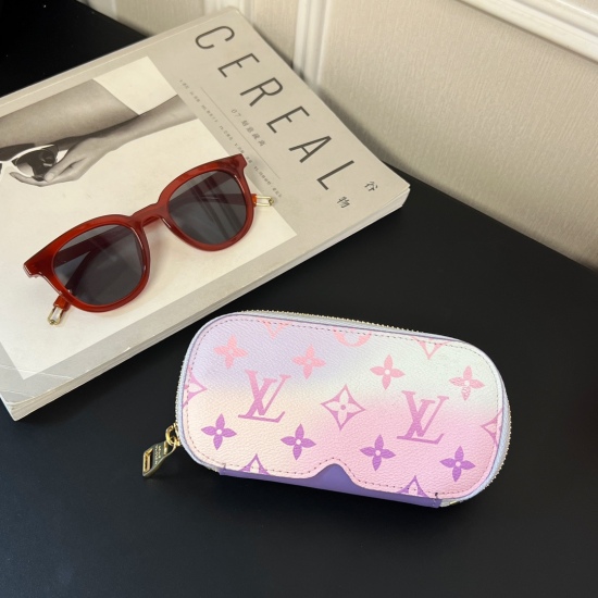 2023.07.11  ❗ New product ❗   10 color stock ☀ Exclusive original order large eyewear case ☀ Full set of counter packaging for delivery pictures ☀ New LOUIS VUITTON New WOODY Glasses Case Ink Case ☀ Encoding G10 4 ☀ The top imported PU mate
