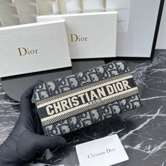 20230908 Dior official website synchronization [original quality physical shooting], small model: 666120 imported leather. Exquisite handicraft production, using 100% imported frosted leather, with strong texture and excellent hand feel. Paired with embos
