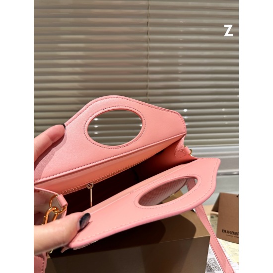 2023.11.17 P200 Pink Series Autumn First Bag | The Burberry Postman Bag is indeed the most suitable bag for autumn. It can be carried and shouldered, with a super large capacity. The entire bag is square, retro and cute, making it perfect for autumn. Not 