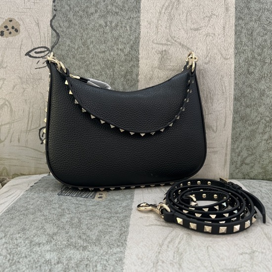 20240316 Original 810 Special Grade 930 Model: 1038GARAVANI ROCKSTUD Small Calf Leather HOBO Handbag. Thanks to the detachable handle and shoulder strap design, this bag can be easily switched between shoulder and back, crossbody, and handheld- Platinum c