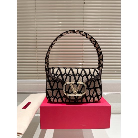 2023.11.10 P195 Folding gift box Valentino Valentino Loco is a must for beautiful fairies. It's also very beautiful. Bags are hand held shoulder bags that unlock fashion charm. cool and cute. The size of the most beautiful girl in the whole street is 22cm