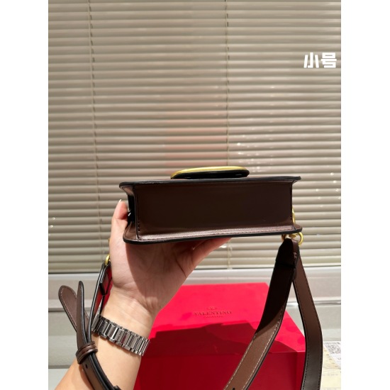 2023.11. 10 large P200 folding box ⚠️ Size 27.11 Small P195 Folding Box ⚠️ Size 20.10 Valentino Loco shoulder bag, classic large V logo, and shoulder straps are just right in size. It can be used to hold items such as phones without worrying about not bei