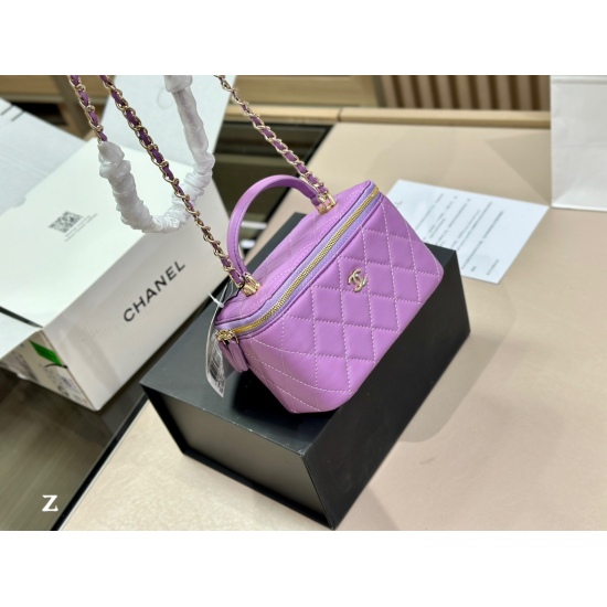 On October 13, 2023, 210 comes with a folding box and an upgraded airplane box. Size: 17.10cm. Chanel portable makeup small box can be opened on the street for makeup repair and closed for awkward styling