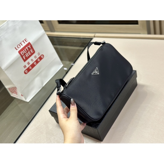 2023.11.06 145 Box size: 25 * 13cm Prada Nylon Underarm Bag/Mahjong Bag Prada This Hobo like underarm bag is fashionable, lightweight, and versatile, making it the king of cost-effectiveness