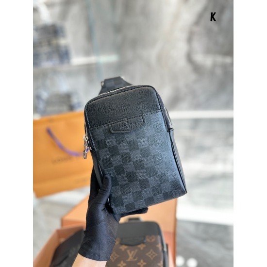 2023.10.1 p180LV New Men's Earth Chest Bag Men's Bag This super handsome and beautiful bag feels great # l 1321 can be worn by both men and women. The Taigarama series has launched a new and super handsome exterior shoulder bag. The official price is 1447
