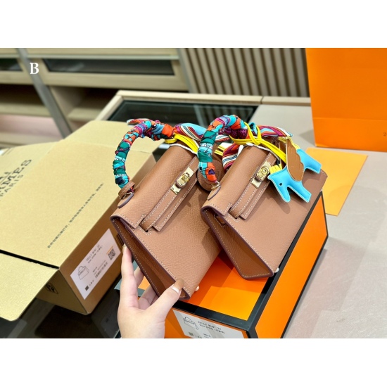 2023.10.29 235 245 with foldable box Aircraft box size: 19cm 22cm Herm è s Kellymini second-generation real wife looks good, although the capacity is a bit small ⚠ Put down your phone and pretend to be cute! ⚠ The cross patterned cowhide bag is particular