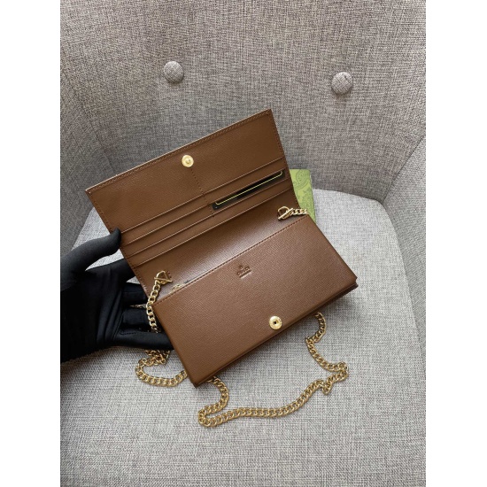 2023.07.06 Gucci launched multiple models of horse buckle accessories in the 1955 series, beige/ebony GG Supreme canvas, made with eco-friendly technology. Brown leather details, gold tone accessories, cloud weave fabric, and suede lining are used