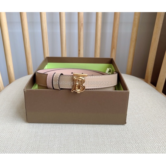 On August 7th, 2023, the new Burberry counter was synchronized with the launch of the new Italian made belt. The selection of versatile dual color design and the gilded plaque buckle presented Thomas Burberry's exclusive logo design. Width: 2.0cm, exquisi