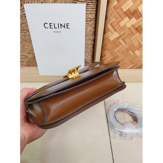 20240315 p1030 Private~Authentic # CELINE Classic Box # uses brand new imported cowhide paired with lamb leather. The inner layer of the hardware is made of refined steel material, which can better match and reflect the sense of time. The Classic Box with