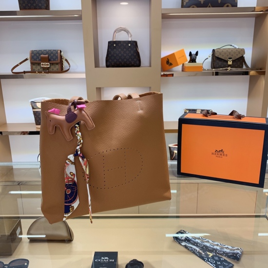 On October 29, 2023, the P245 full leather Hermes shopping bag is the most luxurious bag with imported calf leather, which has a first-class feel and is more relaxed and elegant. The side pocket can store small items, making it very practical ✨ It is said