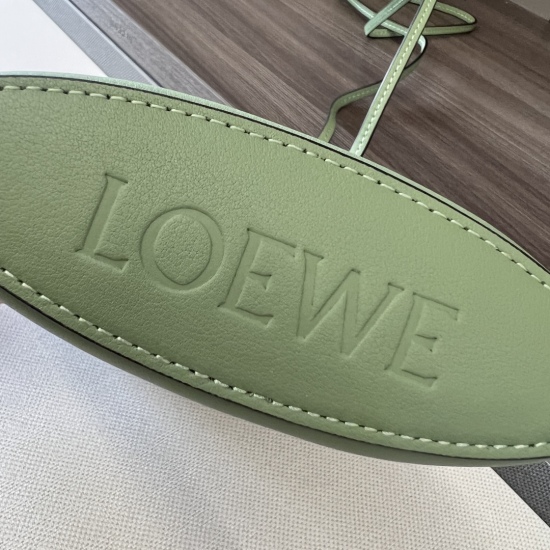 20240325 Original 650 Premium 760 Classic Cow Leather Practical Small Bag, Comes with Shoulder Straps and Anagram Dices* Shoulder or crossbody * with two leather straps, customizable dice can be added * Loewe embossed on the base. Size: 21 * 15 * 5cm Mode