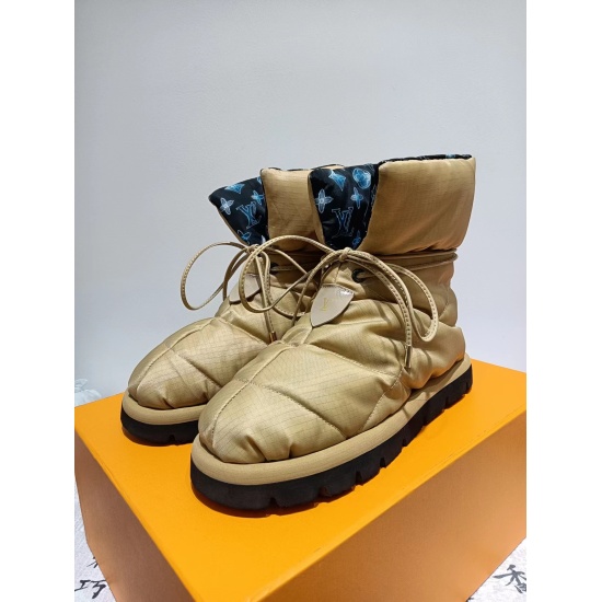 On September 29, 2023, the 260 counter level version... The donkey brand LV Louis Vuitton high-end down snow boots are on the market... The Milan Early Autumn International Fashion Week runway show series in Italy... A very advanced piece to wear... The b