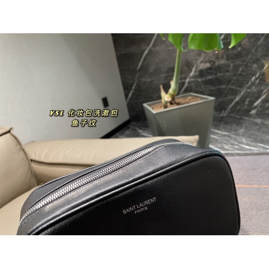 2023.10.18 p190 folding box ⚠ The size 22.13 Saint Laurent wash bag is easy to use when crying, and now the makeup bag is really a must-have item. Skin care products of all sizes can be stored