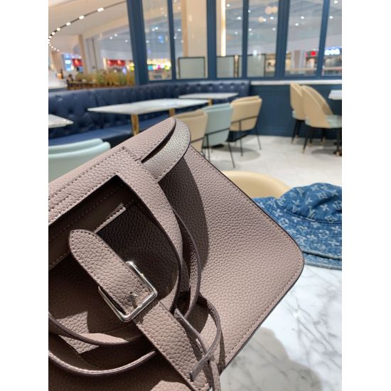 2023.10.29 P185 Herm è s Halzan 31 Unique and beautiful color bag with light weight and pure leather shoulder strap design is also very comfortable, very low-key and comfortable. This bag perfectly presents temperament, and the entire structure of the bag