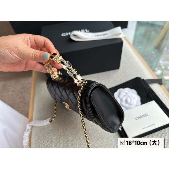 On October 13, 2023, 215 130 125 comes with a box size of 18 * 10cm (large) 14.5 * 11cm (medium) 11 * 8.5cm (mini) Xiaoxiangjia 23kelly mobile phone bag. This bag is designed with a love enamel handle, which looks like a bracelet. The handle looks really 