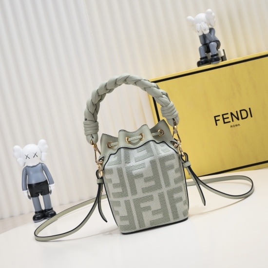 On March 7, 2024, the 760FENDI small bucket has a large capacity and is really great for carrying. The new Fendi small bucket has a retro and fashionable feeling on the street. Although it is a small mini bucket bag, it can really hold up to its full capa