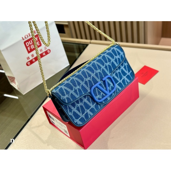 2023.11.10 215 205 comes with a foldable box size of 27.14cm 20.12cm Valentino New Product! Who can refuse Bling Bling bags, small dresses with various flowers in spring and summer~It's completely fine~