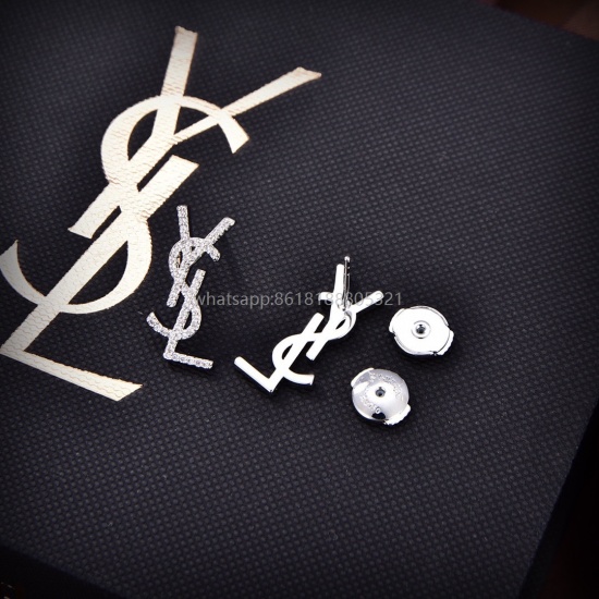 July 23, 2023 ❤ YSL Saint Laurent letter earrings made of original brass material Yves Saint Laurent was founded in 1961 with an elegant, abstract, bold and unique design style, making it one of the famous brands in the luxury fashion industry. Leading th