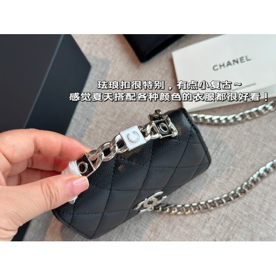 2023.10.13 190 box size: 13 * 10cm Xiaoxiangjia 22s enamel handle small waste bag/zero wallet/mouth red bag paired with white metal is simply irresistible Coco enamel hollow handle, can you not love it?