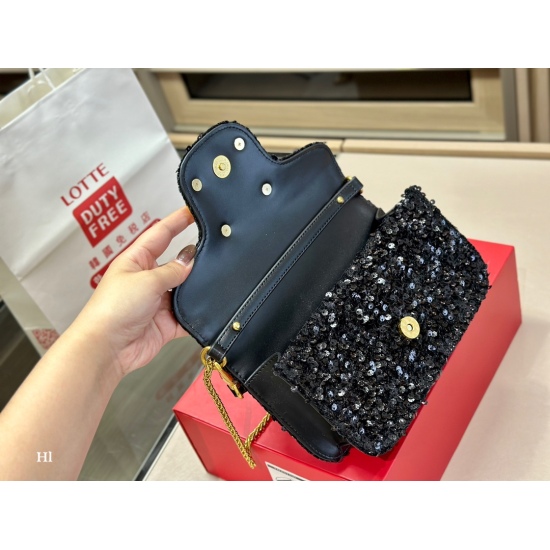 2023.11.10 215 210 box size: 27cm 22cm Valentino new product! Who can refuse Bling Bling bags, small dresses with various flowers in spring and summer~It's completely fine~