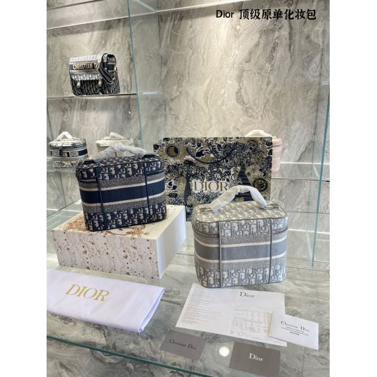 On October 7, 2023, the top-level original order p270DIOR large Dior Presbyopia makeup bag emm The appearance of the R bag still continues the design style commonly used by Dior recently, which is black and old flower pattern. The feeling bag, which bring