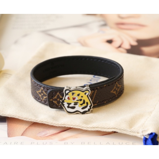 2023.07.11  Donkey Family New Bracelet ✨ This cute little object ❤️ Although it is a tiger head style, it is delicate and delicate, and the fine skin on the hand is also very soft and comfortable