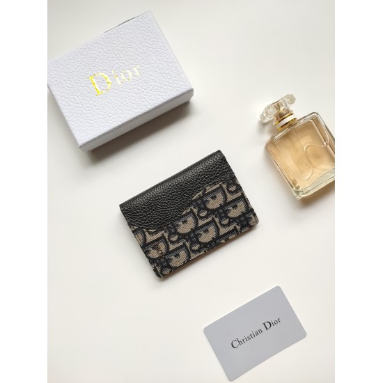 The newly launched double fold clip in the autumn of 2023, September 27, 2023, is an elegant accessory that showcases Dior's exquisite craftsmanship. This clip is meticulously crafted with black precision inlaid grain leather, adorned with beige and black