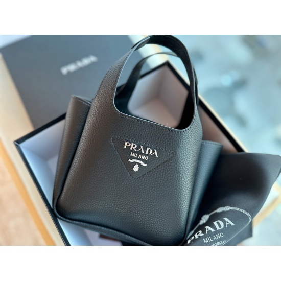 2023.11.06 200 box size: 18 * 15cmprad Prada vegetable basket counter Tote foreskin leather handbag ✔ Cowhide quality ✔ Leather wrapped magnetic buckle main compartment ✔