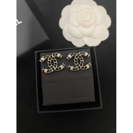 July 23, 2023 Ch@nel The earrings are so fragrant! The black leather piercing cc earrings are truly unbeatable in this design ❗ Consistent Z material with elegant and gentle upper ear, sincerely beautiful, strongly recommended