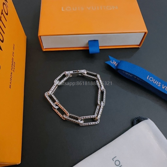 On July 23, 2023, the original Louis Vuitton LV necklace is sold in a special cabinet with a new model. It is a retro fashion must-have for both men and women. It can be worn as a couple. The same rock, punk, Thai silver style, retro elements, trendy and 