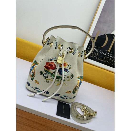 20240319 batch 530 [Dolce Gabbana Dolce Gabbana] can be used as a crossbody overseas purchasing agent, with a stylish and imposing appearance. The brand new bag can be paired with any style, as long as you have a fashionable heart, you can keep it clear a
