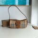 2024.03.09p550 Top of the line original B-family diagonal cross bag, made in Italy, decorated with Burberry plaid. The eye-catching buckle strap design is inspired by the brand's iconic Trench trench coat. 26 x 6 x 12cm Decoration: 100% calf leather. Inne
