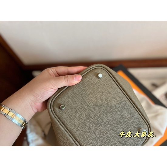 2023.10.29 260 with foldable box size: 18 * 19cm vegetable basket - gentle to H's vegetable basket ‼️‼ Top layer tc cowhide/oil wax thread ⚠️ Delivery of scarves ⚠️ Logo style! ⚠️ The leather has a great texture! There is a sag! Those who understand goods