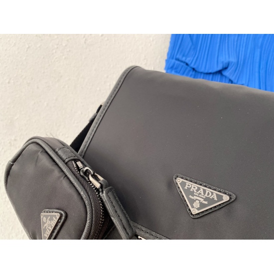 2023.11.06 P215 PRADA Prada Saffiano 2-in-1 Nylon Fabric Triangle Flap Postman Bag Single Shoulder Bag Crossbody Bag is exquisitely inlaid with exquisite craftsmanship, classic and versatile. The original fabric is 2VD039, and small ticket dustproof bag g