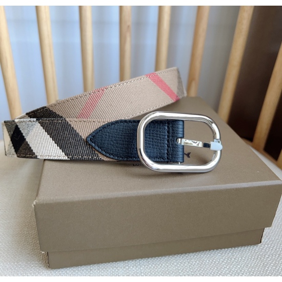 The new Burberry Burberry counter is synchronized with the new Italian refined waistband. One side is made of House checkered cotton twill fabric, and the other side is made of solid smooth leather. The width is 3.0cm, which is the best match for a refine