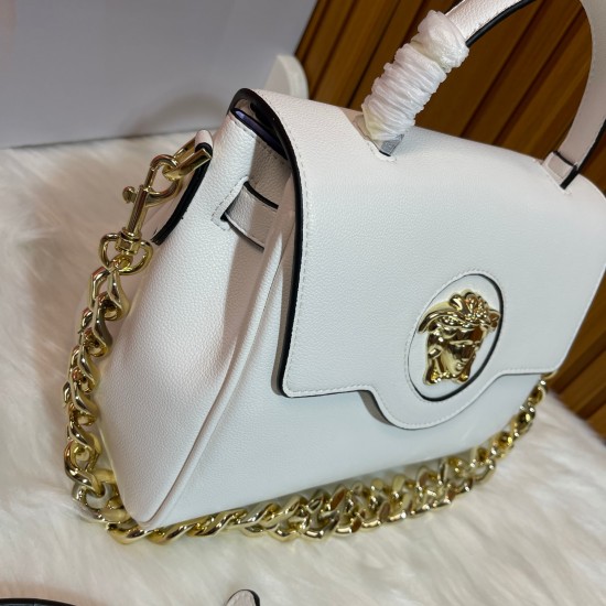 July 10, 2023.0Versace Versace really launched many new products this year, and the design is very eye-catching! The new bag LaMedusa series beaver Kendou is on the back, and Wu Xuanyi also controls it very well. It is said that the inspiration comes from