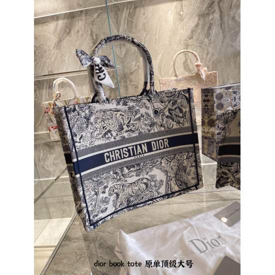 On October 7, 2023, the P290/310 Dior Book Tote tote bag is a limited edition Dior limited edition animal jungle series tiger pattern embroidery tote with a medium size of 36.5 * 28 * 17.5cm. The tiger series is also dirt resistant and doesn't match well,