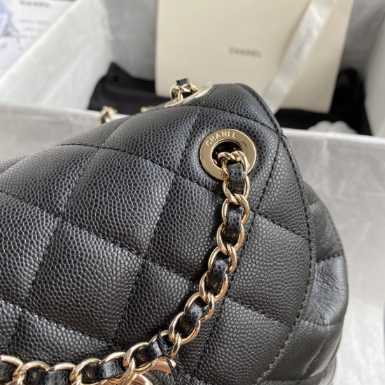 P1080Chane model 1371 # ball patterned diamond checkered backpack, this is a super unbeatable and wear-resistant black lychee skin. It has a chain that can be carried by hand, and the key is that the actual product is really lightweight and exquisite. Whe