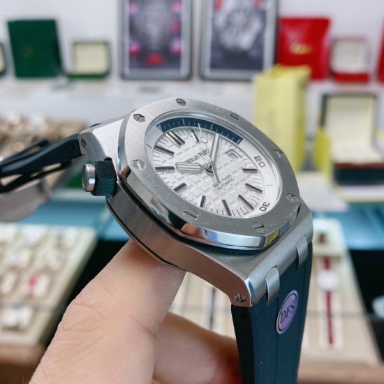 20240417, with a large actual price and favorable sales volume: 350. The Abbe AP Royal Oak 15400 series, as the most basic model of the Royal Oak series, has no special functions. It only has three needles and a date display equipped with fully automatic 