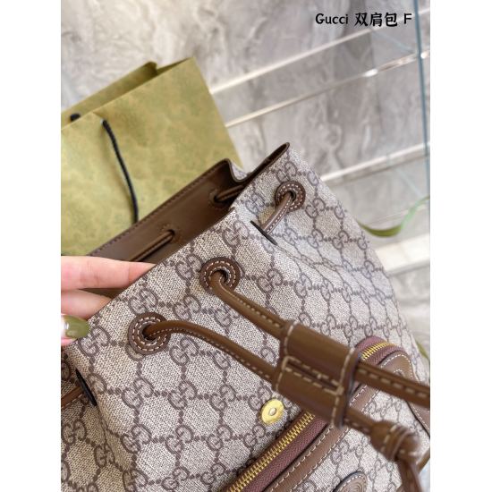 On October 3, 2023, P240, I heard that Gucci's pre-sale backpack with Gucci brand characteristics was so beautiful! The Gucci classic GG pattern is combined with the classic horse buckle, and GG inherits the classic and promotes urban fashion charm under 