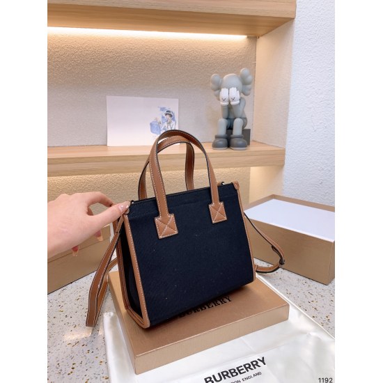 2023.11.17 P205 Burberry This Canvas Bag Shopping Bag! It's really popular on Ins, with almost every blogger having their own rhythm, but the simple logo paired with a square bag is very atmospheric. Matching clothes is also effortless. Size: Small 23 18