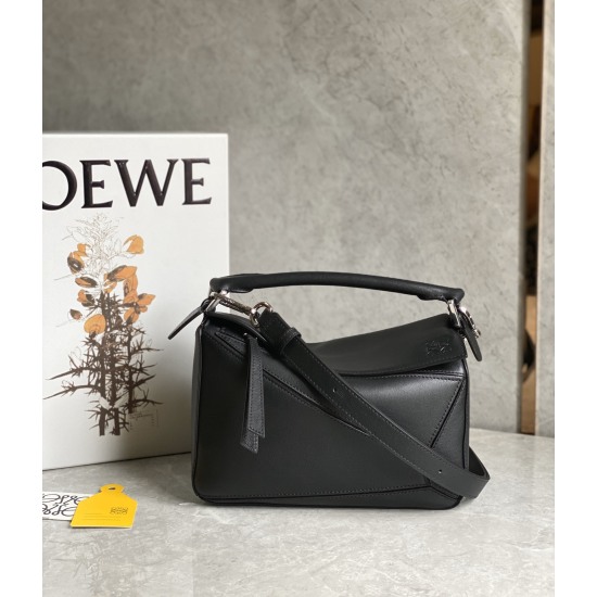 20240325 P930 Top Original Order ‼️ The latest version of the logo is made of imported Spanish calf leather, with a full leather inner lining, thin shoulder straps, and a bottom nail. It feels gentle and comfortable to the touch. The precise cutting of th