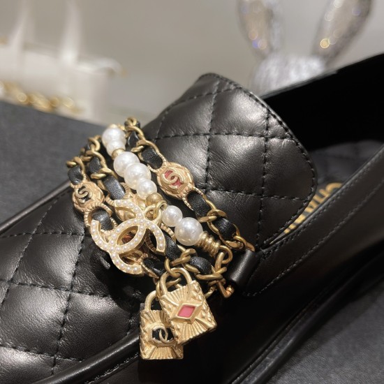 On November 19, 2023, P370, 2022, the Little Fragrance Spring Edition is new. This season's Xiangnanma Handicraft Shop series is truly deeply rooted in people's hearts. The shoe shape is very delicate, and the upper feet are very thin. The chain design on