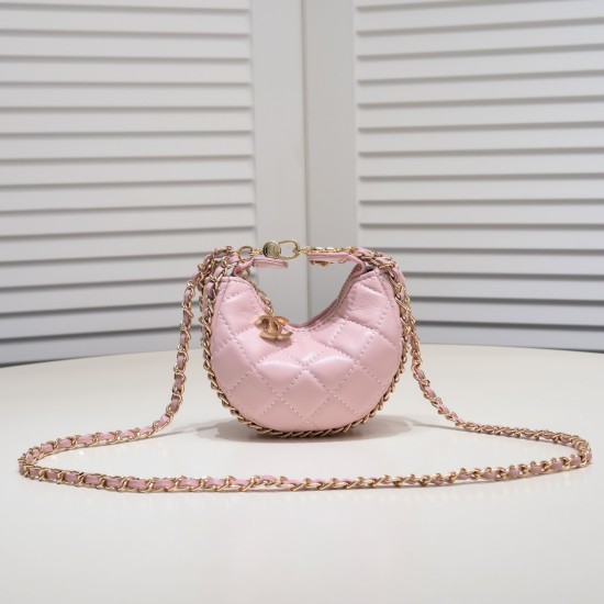 On July 10, 2023.01, the moon bag was a beautiful little junk bag. Mini hardware was light champagne gold and thin chains. The counter sister made it look like a small moon, and immediately it was cute and soft. 23p The first small junk bag was indeed the